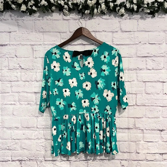 Elle Size Medium Peplum Top Green Floral Pattern 3/4 Sleeve Flowy Stretch - Picture 2 of 9
